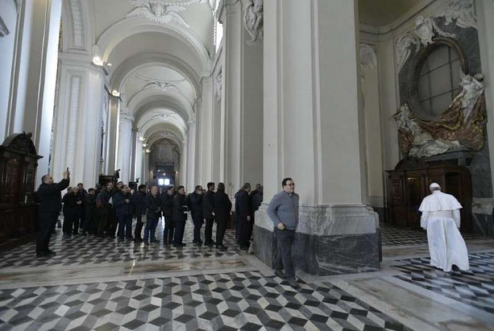 il Papa si avvia al confessionale durante l'incontro con il clero romano (Foto Vatican News)