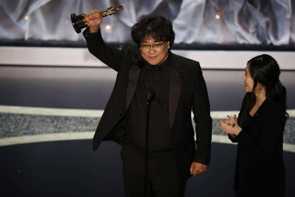 La premiazione del regista Bong Joon-ho per il film sudcoreano Parasite che ha vinto quattro Oscar, tra cui miglior regia e miglior film - Ansa