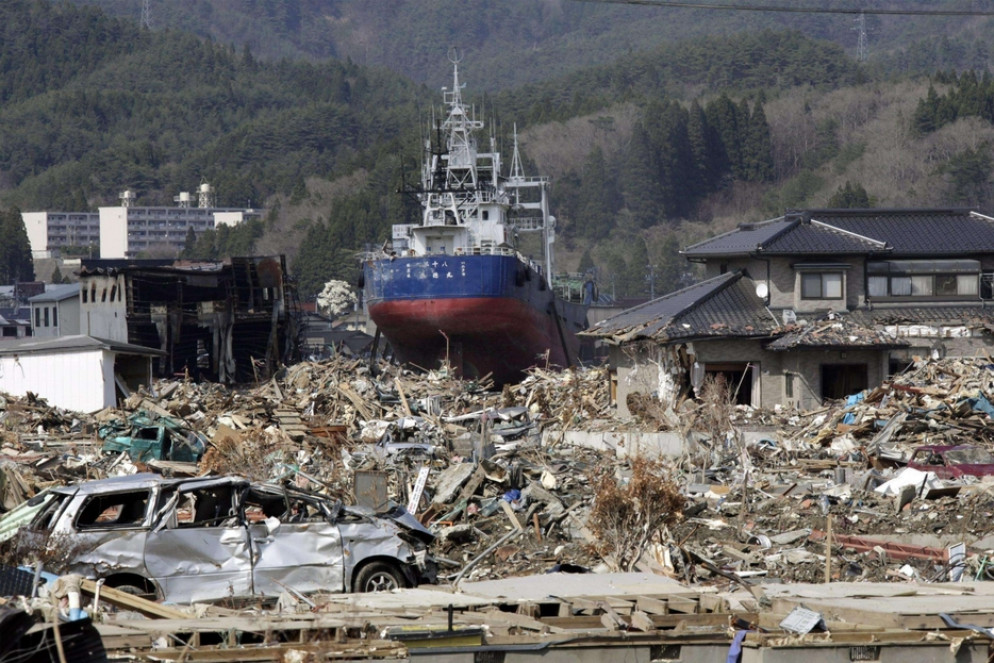 Una nave trasportata dalle onde nel centro di Kesennuma - Ansa