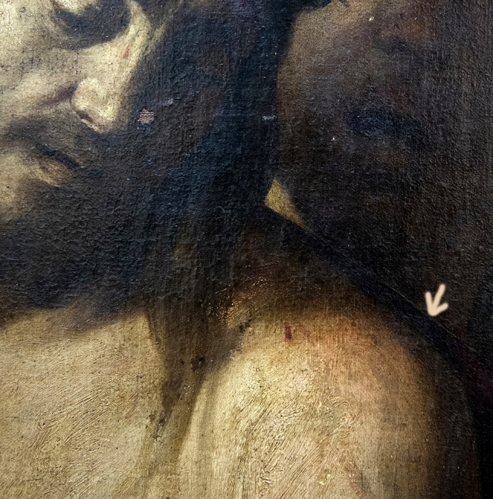Particolare dell'"Ecce Homo" di Madrid. Le frecce bianche indicano le “incisioni” che Caravaggio era solito fare sui suoi dipinti