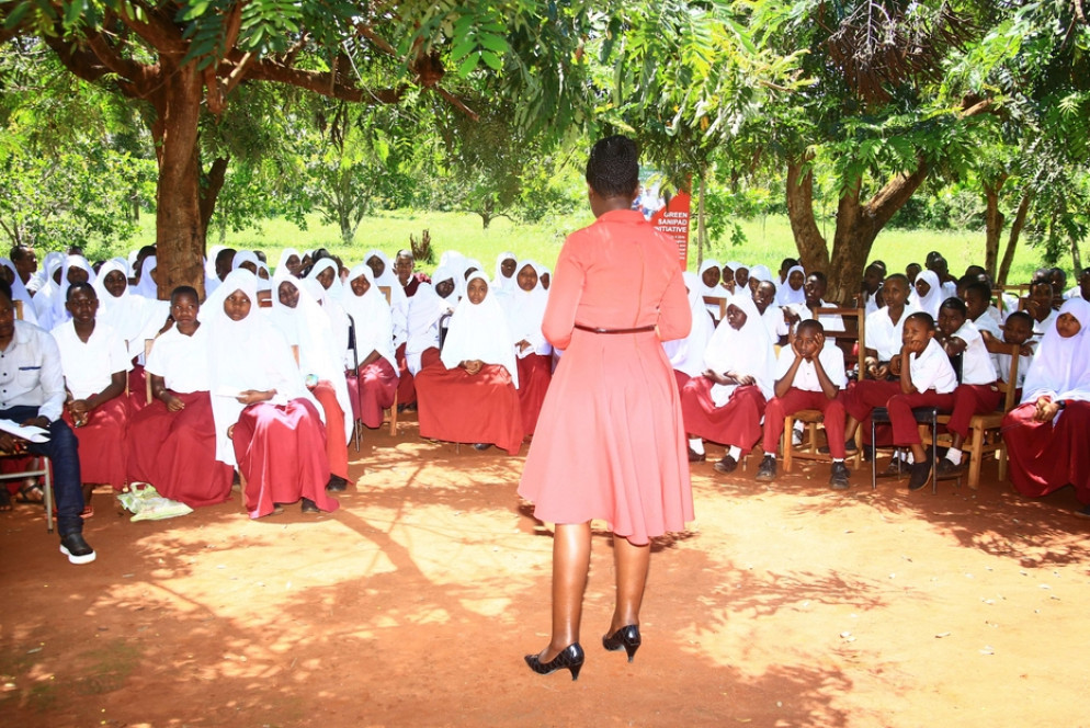 Lucy Odiwa tra le ragazze di un villaggio della regione di Simiyu, in Tanzania. a cui spiega l'igiene personale - .