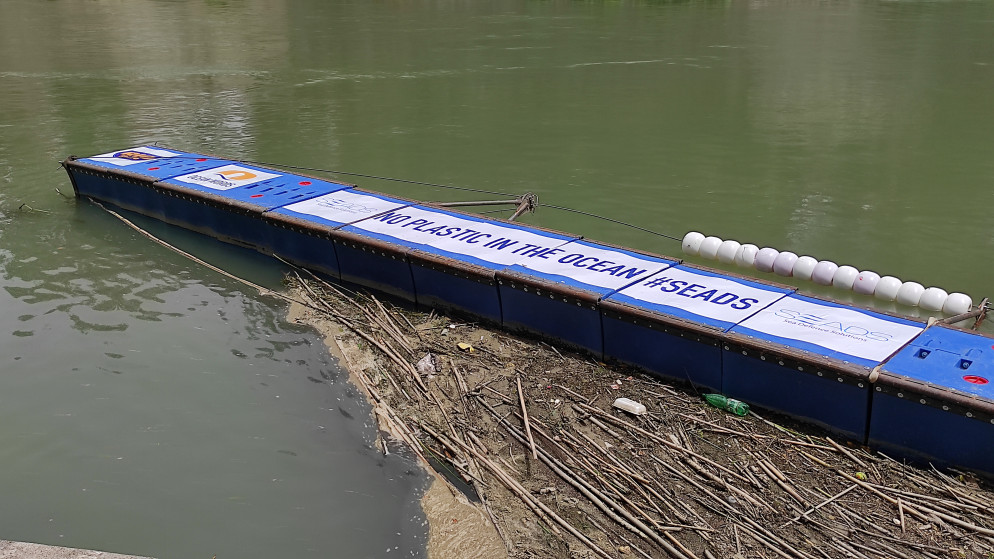 Rifiuti raccolti dalla barriera galleggiante - Foto di Agnese Palmucci