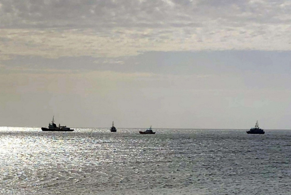 Tre motovedette della Guardia di Finanza vanno incontro alla nave Mare Jonio che è ormeggiata a Lampedusa. I militari sono saliti a bordo per un'ispezione della documentazione di bordo (Ansa)
