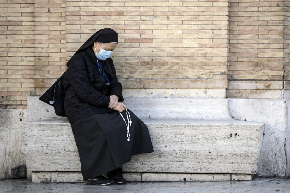 Una suora in preghiera in piazza San Pietro - Ansa