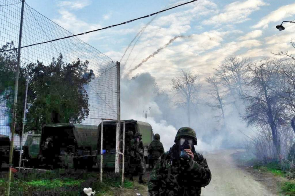 Lacrimogeni e cortine di fumo alla frontiera di Kastanies fra Turchia e Grecia dove decine di migliaia di profughi premono per entrare in Europa - Credit: Forze Armate Grecia