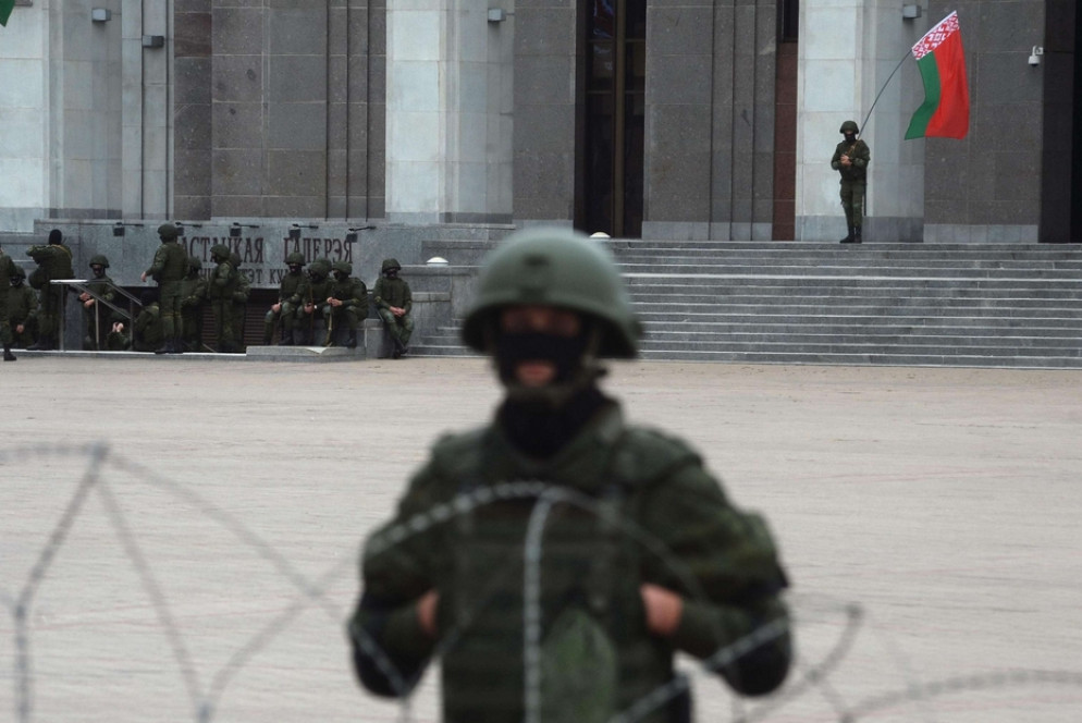 Soldati e filo spinato nella centrale piazza Oktyabrskaya a Minsk - Ansa