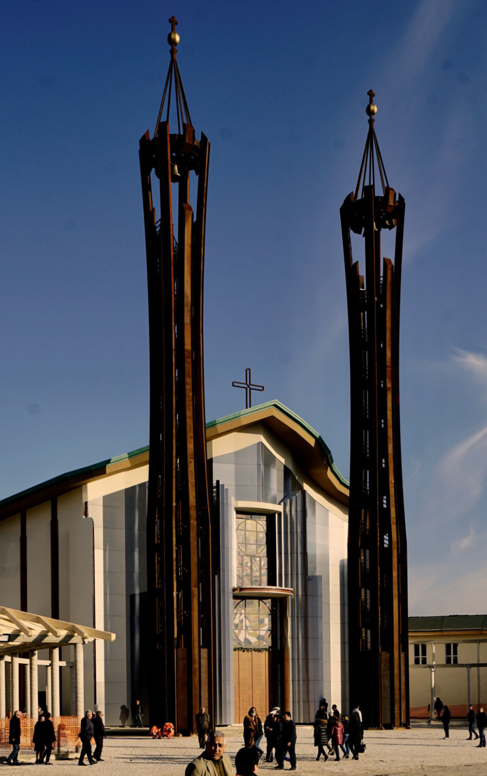 La facciata della concattedrale di Lamezia Terme, progettata da Paolo Portoghesi, con i due campanili in acciaio corten