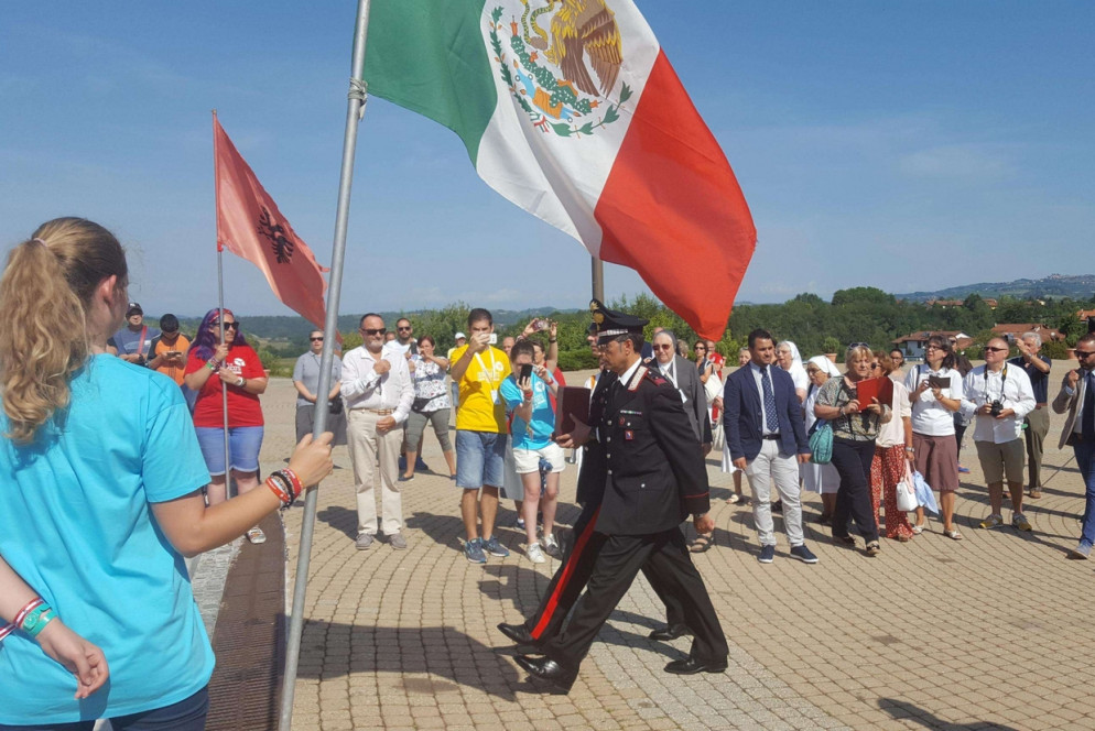 La riconsegna della reliquia rubata da parte dell'Arma dei carabinieri (Ansa)