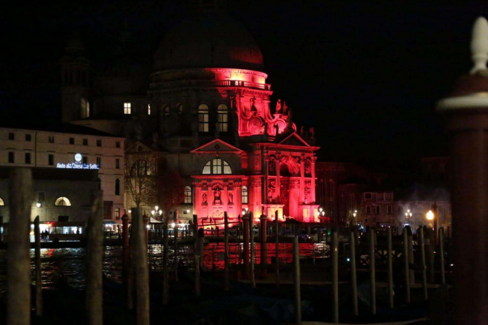I luoghi più caratteristici di Venezia illuminati in occasione di "Venezia in rosso", inziativa del Patriarcato di Venezia e dell'associazione Aiuto alla Chiesa che soffre per ricordare le persecuzioni contro i cristiani. ANSA/UFFICIO STAMPA COMUNE DI VENEZIA