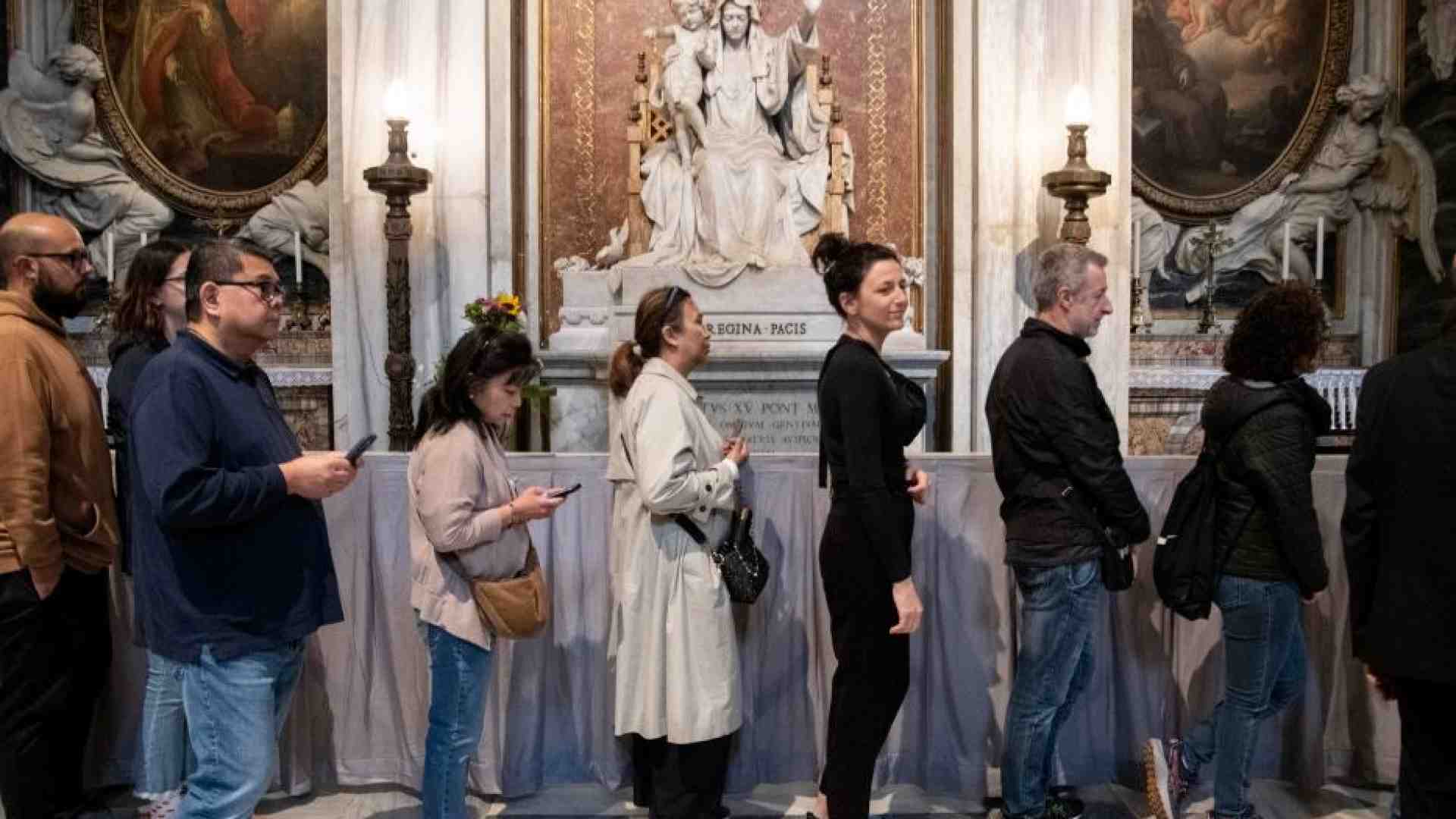 Immagine di Un mese fa la morte di papa Francesco, sulla sua tomba l'affetto dei fedeli
