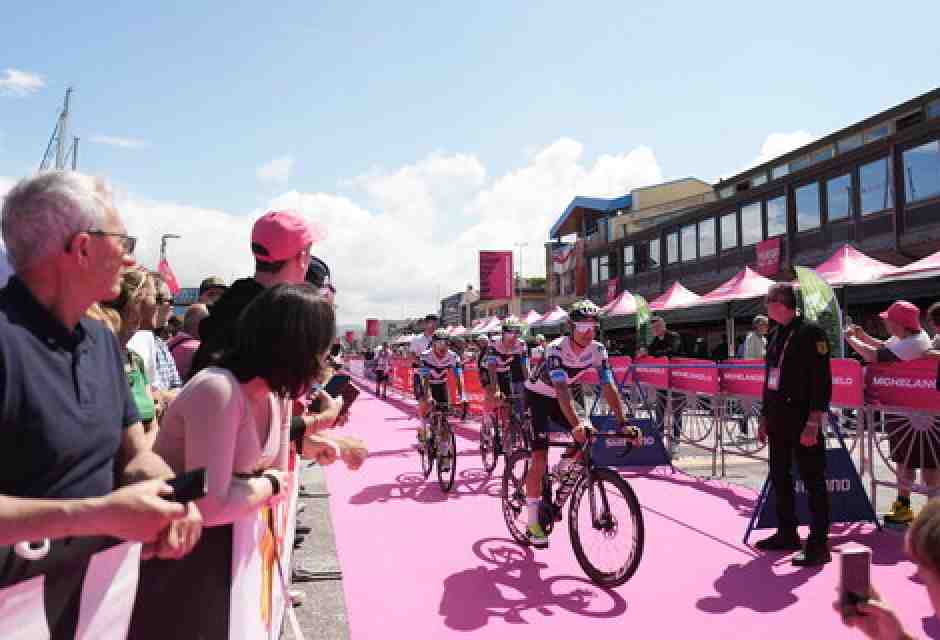 I corridori del Giro d'Italia al villaggio di partenza di Viareggio (foto LaPresse)
