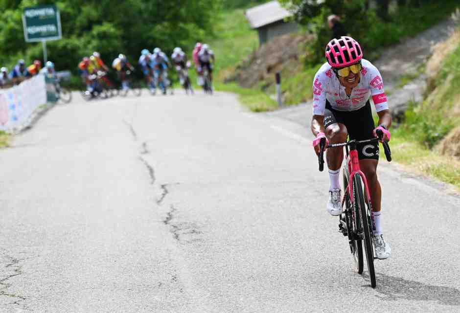 Lo scatto di Richard Carapaz sulla salita che portava alla Pietra di Bismantova nel corso della 11a tappa del Giro d'Italia 2025 (foto Getty Images)