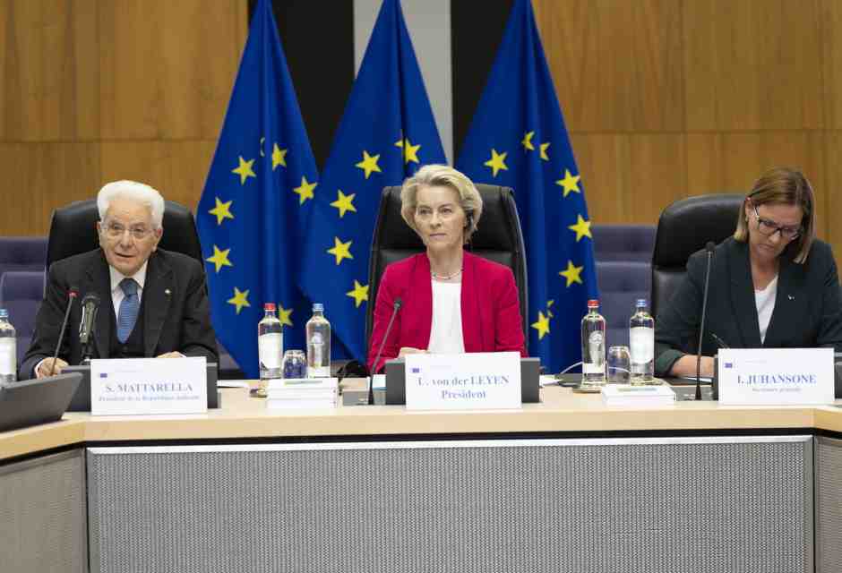 Il presidente Sergio Mattarella con Ursula von der Leyen, presidente della Commissione Ue (foto Quirinale)