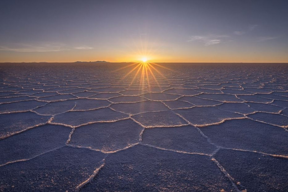 Il sole tramonta sugli esagoni del Salar de Uyuni, il deserto di sale al confine tra Cile e Bolivia - © Stefano Tiozzo