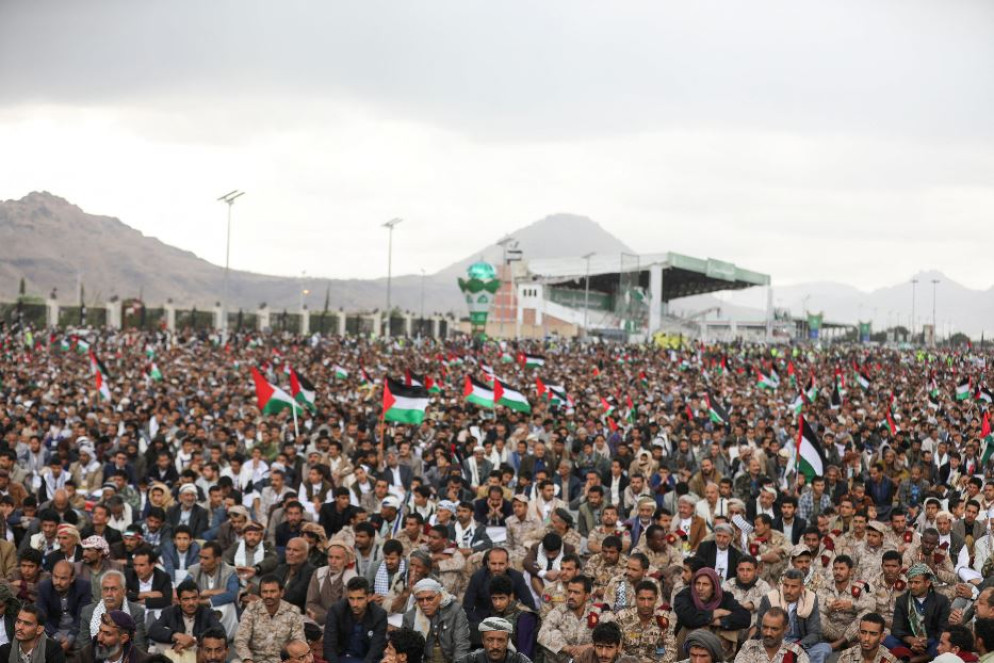 Bandiere palestinesi a un mega raduno di protesta contro i raid di Israele che si è tenuto nella capitale dello Yemen Sanaa - Reuters