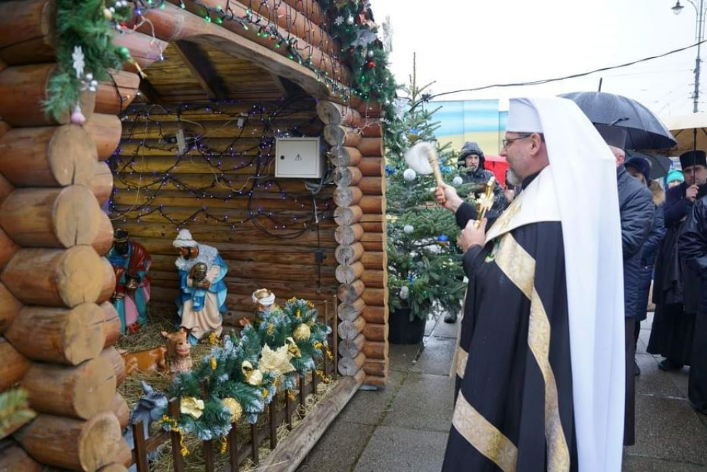 L’arcivescovo Sviatoslav Shevchuk, capo della Chiesa greco-cattolica ucraina, mentre benedice un presepe - Ugcc.ua