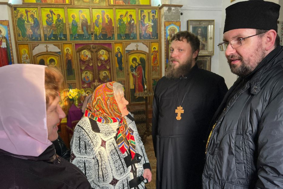 Il vescovo Maksym Ryabukha durante la visita a una parrocchia nella parte libera della regione di Donetsk - Gambassi