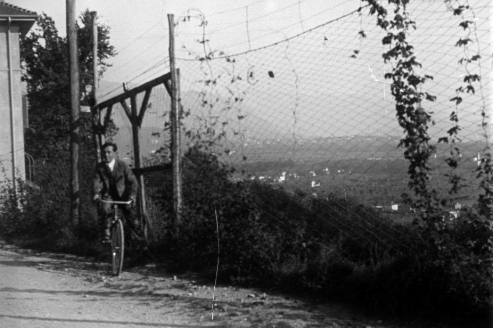 Un tratto delle rete posta lungo il confine nei pressi di Clivio - Foto Museo storico della Guardia di Finanza