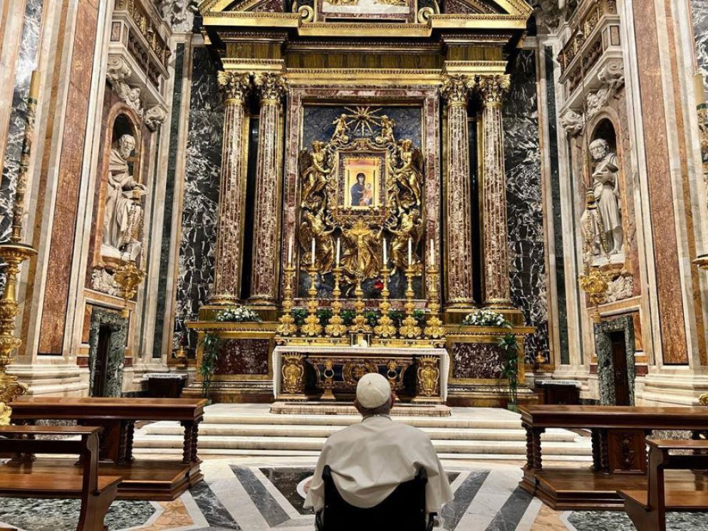 Il Papa a Santa Maria Maggiore appena rientrato dal viaggio in Bahrein - Vatican Media