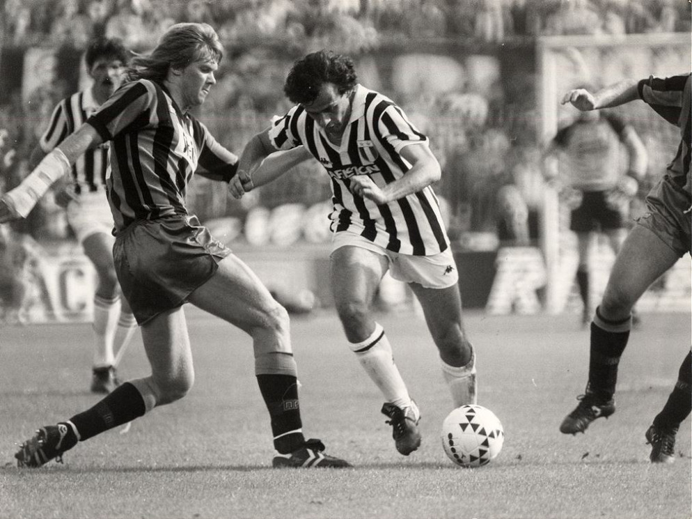 Strömberg con la maglia dell'Atalanta affronta lo juventino Michel Platini - WikiCommons