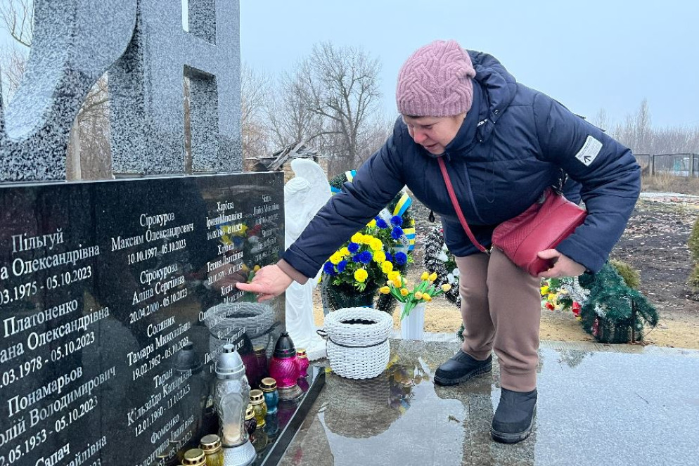 Luba Savcenko che ha perso cinque familiari nella strage di civili a Groza nella regione di Kharkiv - Gambassi