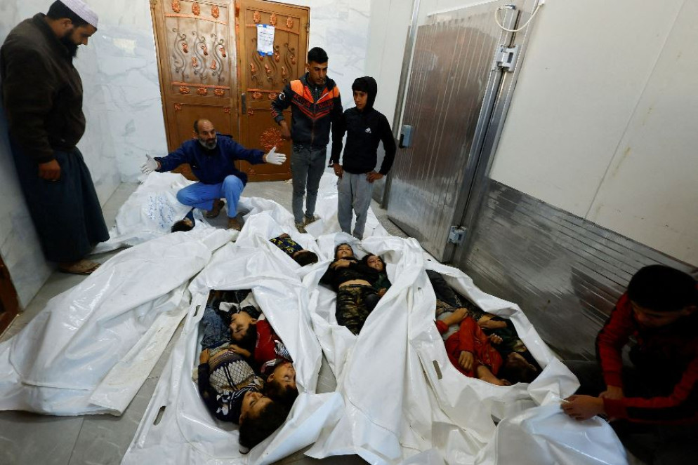 Un'immagina tragica di quanto accaduto la notte tra il 24 e il 25 ottobre a Khan Younos nel sud della Striscia di Gaza: sotto le bombe israeliane sono morti tra gli 11 e i 14 bambini, secondo le fonti. Abbiamo deciso di pubblicare questa immagine per documentare l'ennesima strage insensata di innocenti. - Reuters