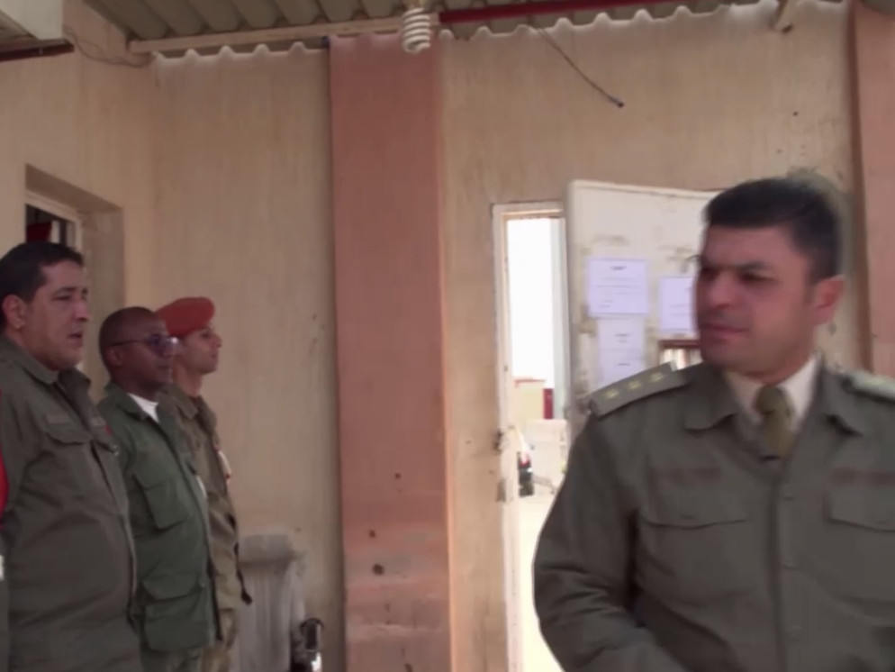 Il capitano Bashir al Jahni. Capo dei guardiani delle prigioni del generale Haftar, in un frame di una intervista del 2019 - Arte