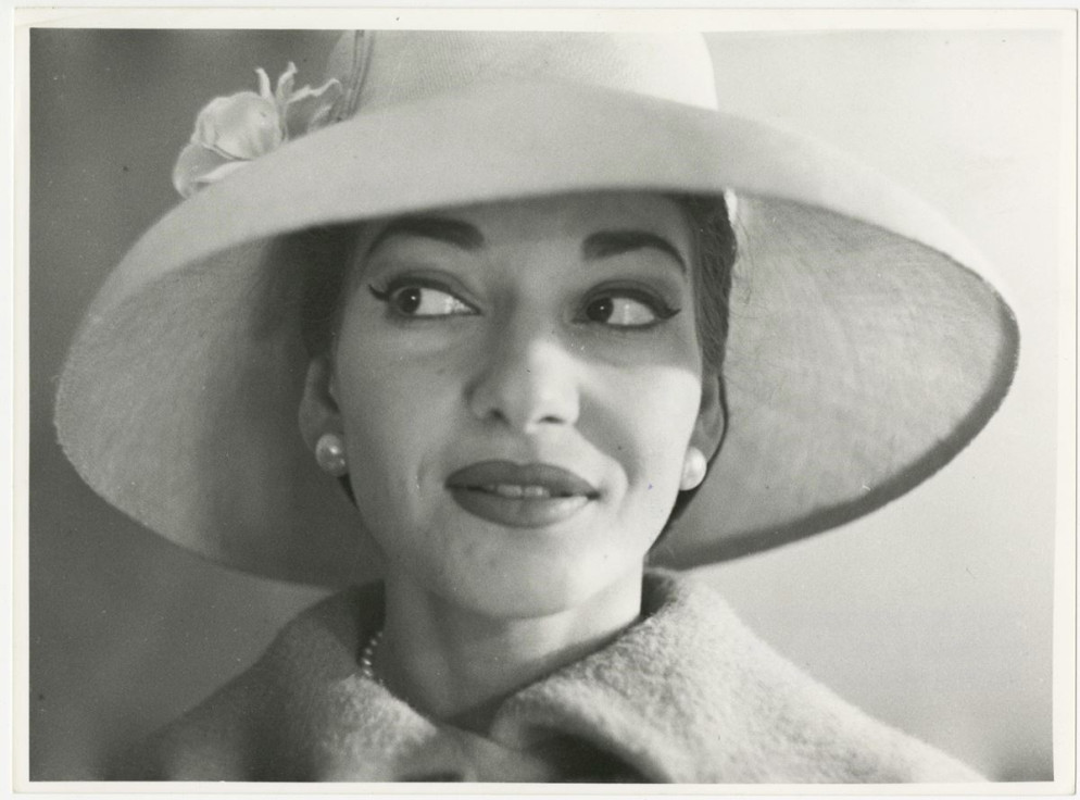 Maria Callas indossa abiti della sartoria Biki nella sua abitazione di via Buonarroti, Milano, aprile 1958. - Foto di Angelo Novi - Archivio Publifoto Intesa Sanpaolo