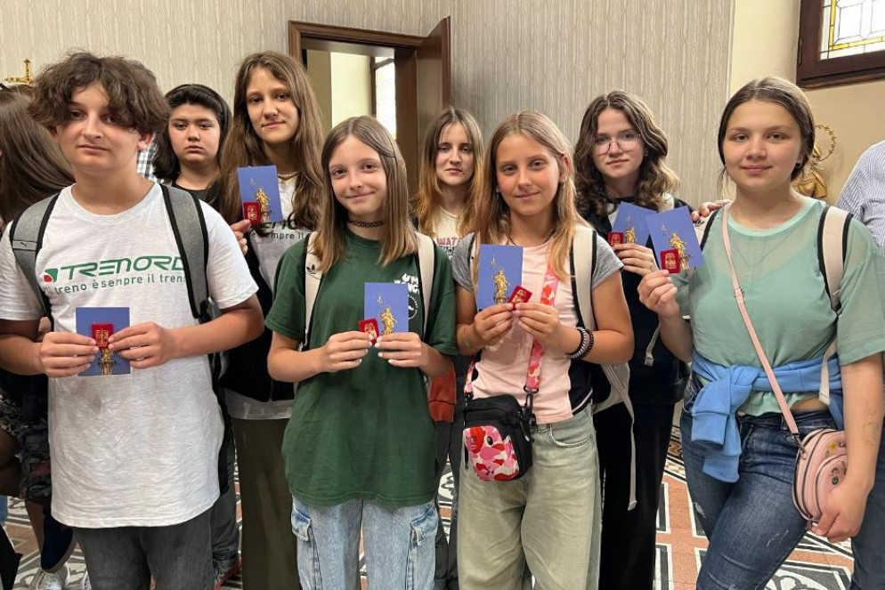 I ragazzi ucraini di Kharkiv con l'immagine e la medaglia della Madonnina nell'arcivescovado di Milano - Gambassi