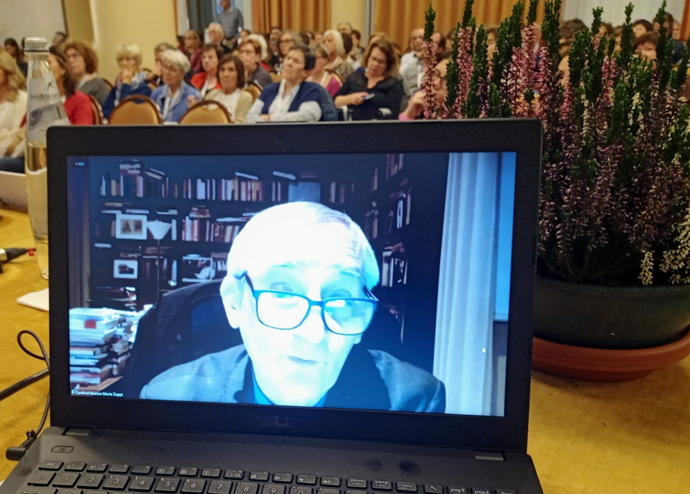 Il cardinale Zuppi collegato da Bologna durante il suo intervento al convegno di Firenze