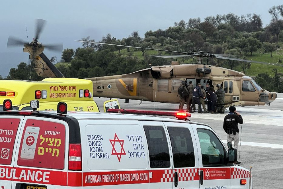 L'evacuazione di un ferito da Safet per i razzi lanciati da Hezbollah libanese - Reuters