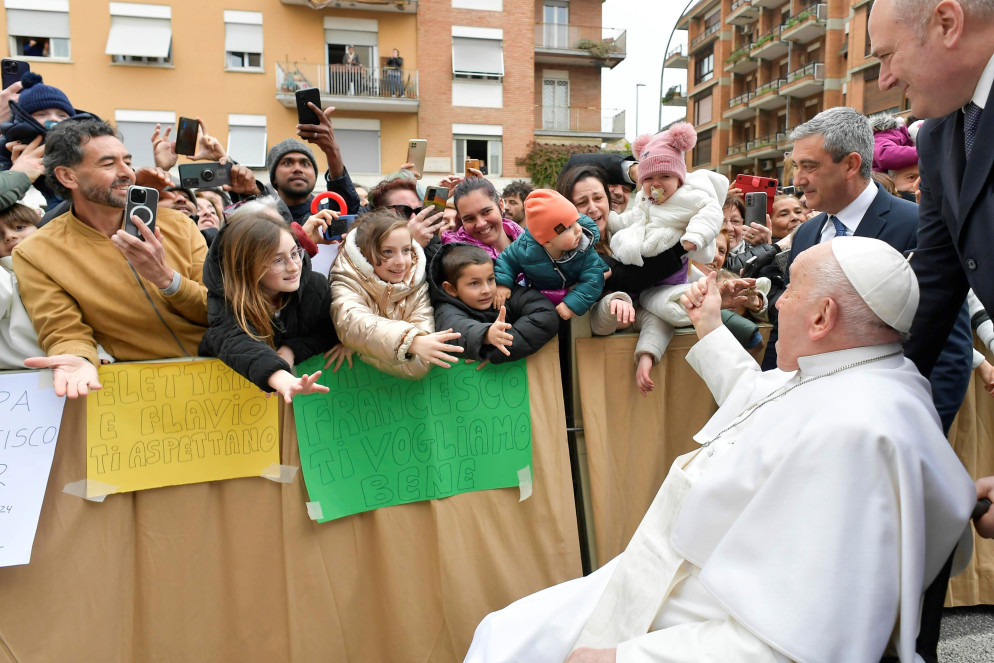 Il Papa saluta i fedeli fuori dalla parrocchia - ANSA