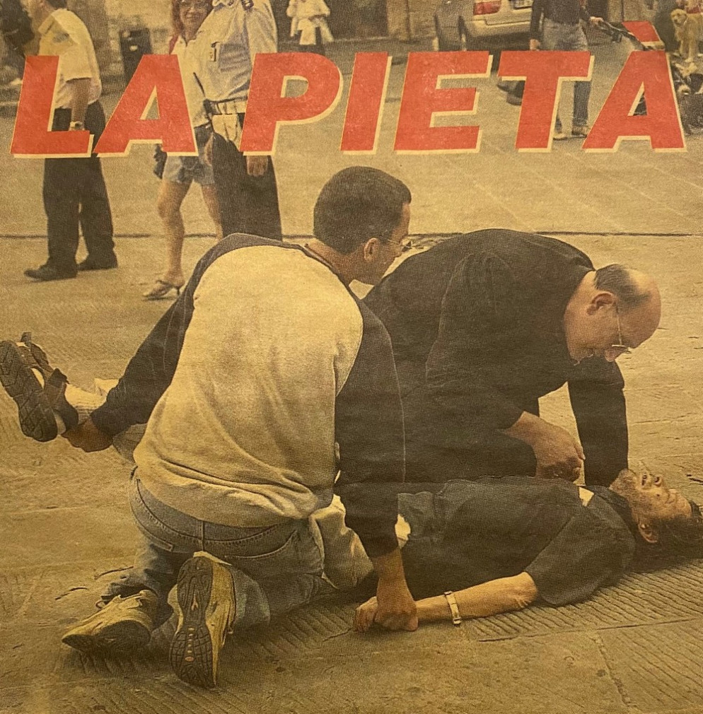 La pagina del quotidiano "La Nazione" con l'arcivescovo Chiaretti che soccorre un uomo svenuto in piazza a Perugia - Archivio arcidiocesi di Perugia-Città della Pieve