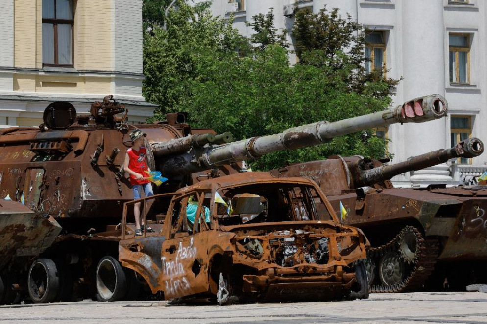 Nel centro di Kiev i rottami dei carri armati russi fermati alle porte della capitale nei primi mesi di guerra - Ansa