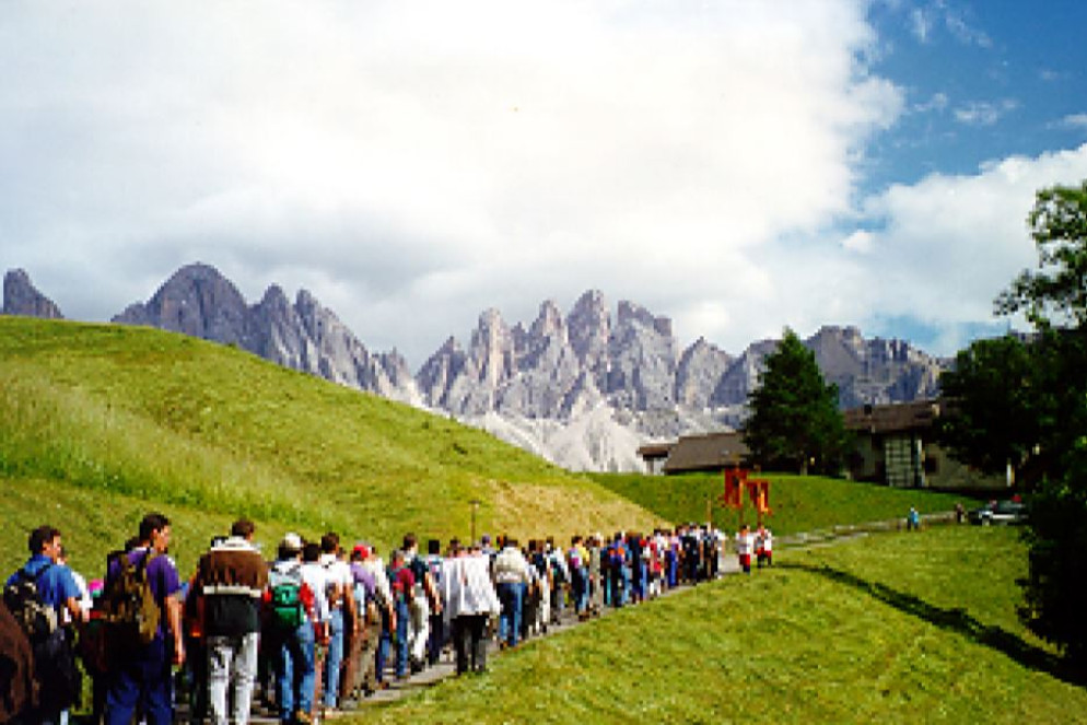 Pellegrini in cammino verso il monastero - Dall'archivio di Avvenire