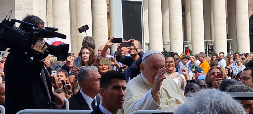 Il Papa saluta i fedeli al termine della Messa di beatificazione di Giovanni Paolo I - Foto Aigav