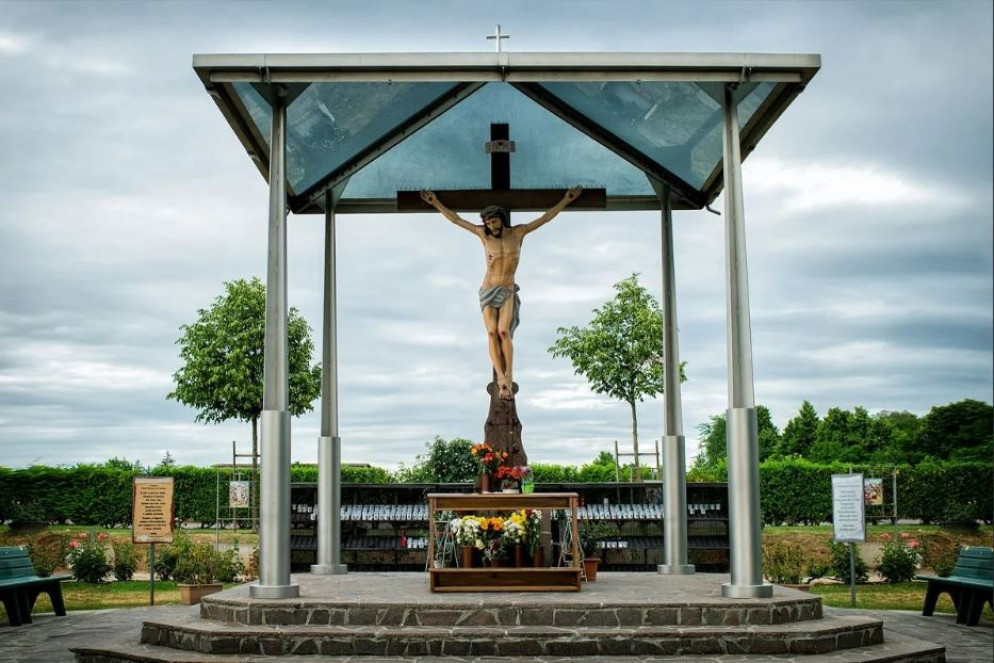 La croce nel santuario di Maria Rosa Mistica-Madre della Chiesa a Fontanelle di Montichiari nella diocesi di Brescia - Sito del santuario
