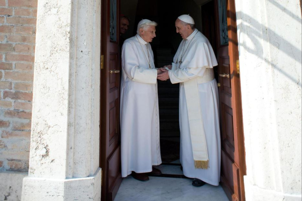 Uno storico incontro all'ingresso del Mater Ecclesiae tra Bendetto XVI e Francesco nel maggio 2013 - ANSA