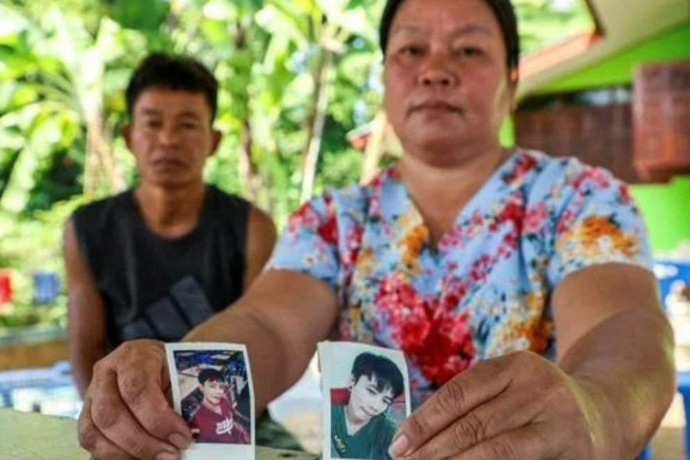 I genitori di Natthaporn Onkaew mostrano la sua foto - Web