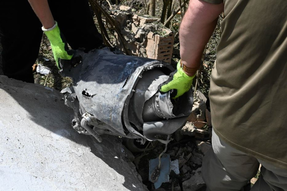 La polizia ucraina mentre porta via i resti di un missile russo caduto a Kiev - Ansa