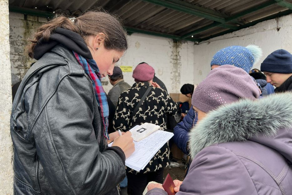 Iryna Rofe-Beketova (a sinistra), referente dell'Ordine di Malta, con gli abitanti del villaggio di Moskovka mentre vengono distribuiti gli aiuti umanitari - Gambassi