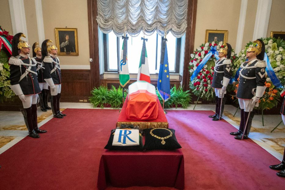 Il feretro nella sala del Governo alla camera - ANSA