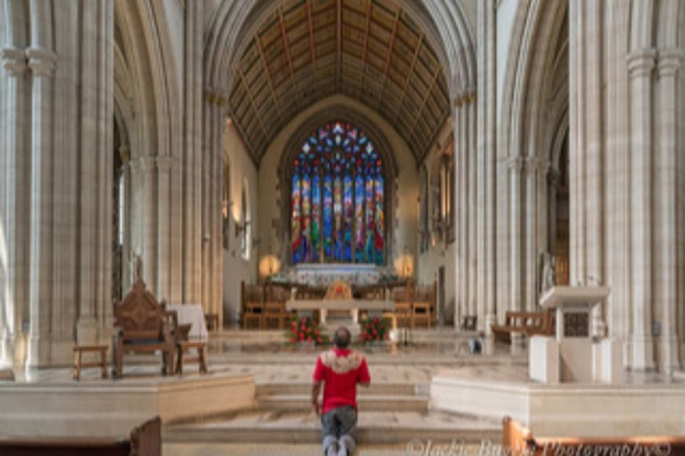 Un fedele prega nella Cattedrale - Mazur/cbcew.org.uk