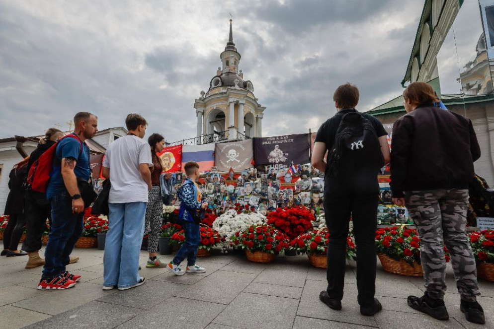 L'omaggio al memoriale spontaneo allestito a Mosca - Ansa