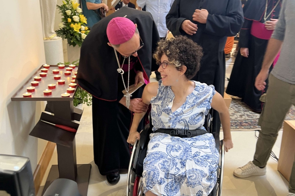 L'arcivescovo Maffeis con Anna, giovane in carrozzina - Gambassi