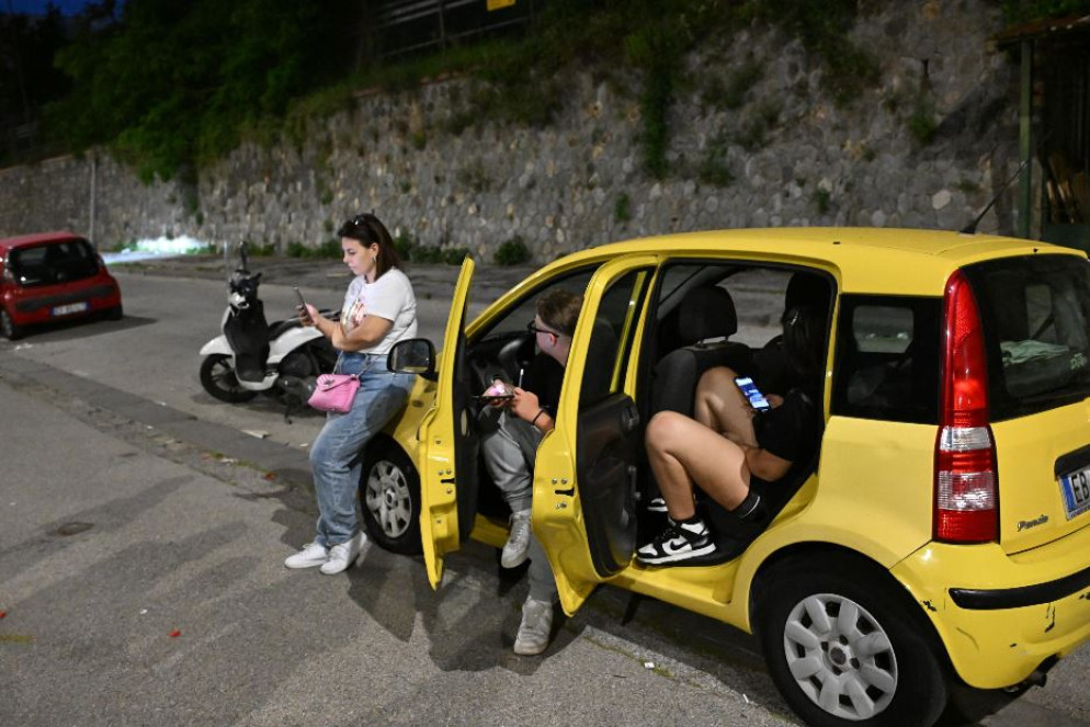 Una famiglia si prepara a trascorrere la notte in auto - Ansa