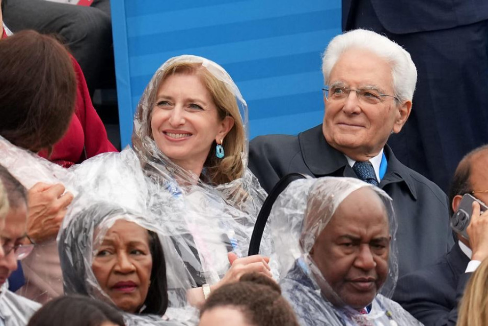 Mattarella e la figlia (divertiti) a Parigi per la cerimonia di inaugurazione delle Olimpiadi - Ansa