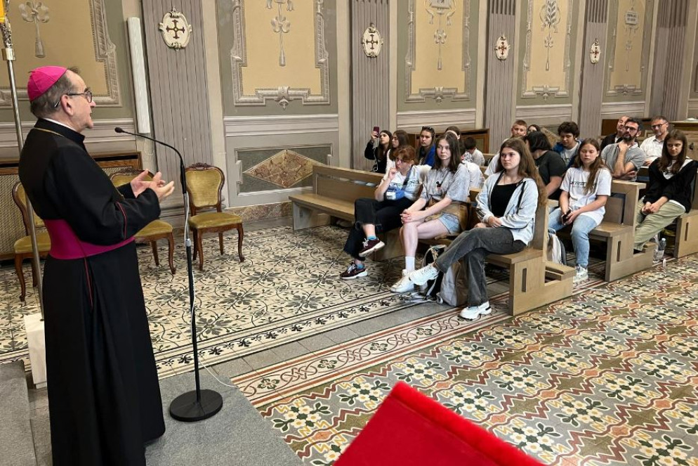 L'arcivescovo di Milano, Mario Delpini, con i ragazzi ucraini di Kharkiv accolti nell'arcivescovado di Milano - Gambassi