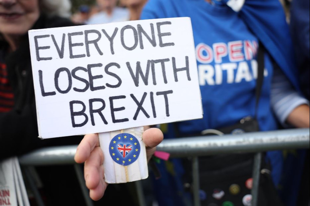 Un cartello delle proteste davanti a Westminster per l'uscita dall'Europa - Ansa
