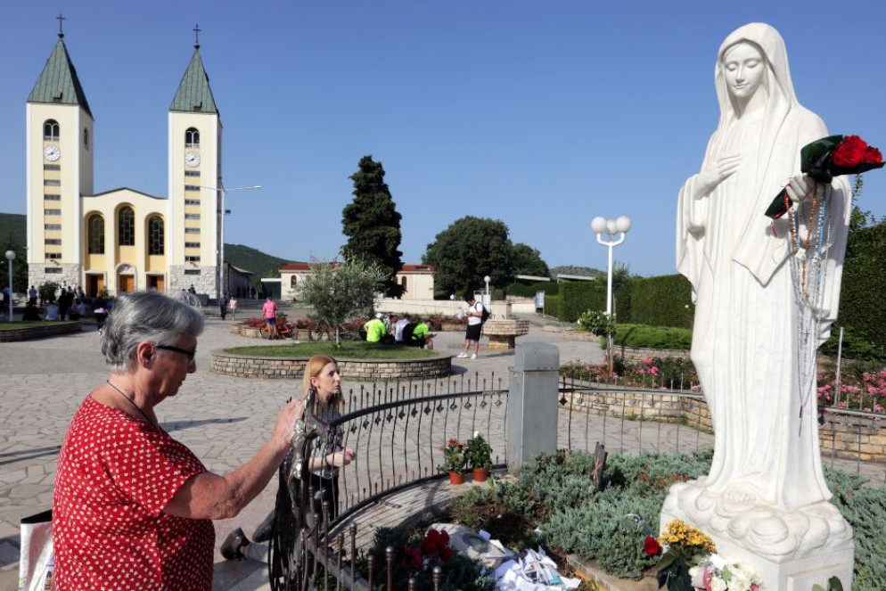 Davanti alla statua della Madonna - Ansa